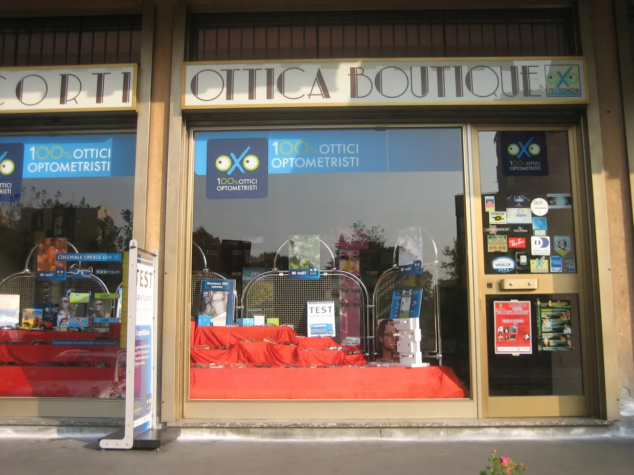 La vetrina con l'insegna Corti Ottica Boutique